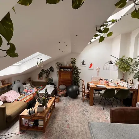 Bright 2 Bedrooms 2 Bathrooms
