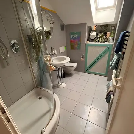 Bright 2 Bedrooms 2 Bathrooms *